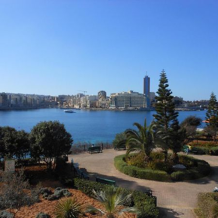 Marvellous Seafront Apartment Слима Екстериор снимка
