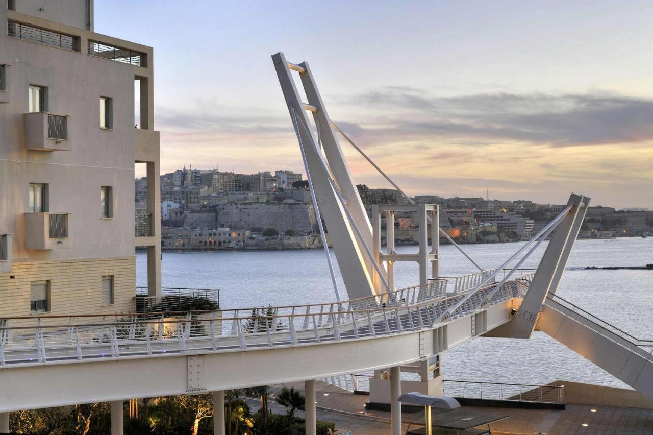 Marvellous Seafront Apartment Слима Екстериор снимка