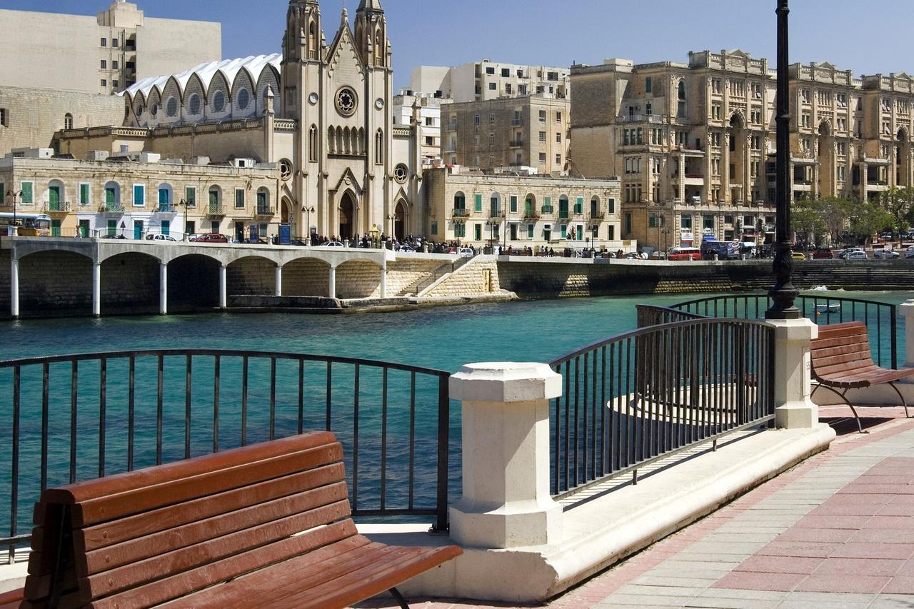 Marvellous Seafront Apartment Слима Екстериор снимка